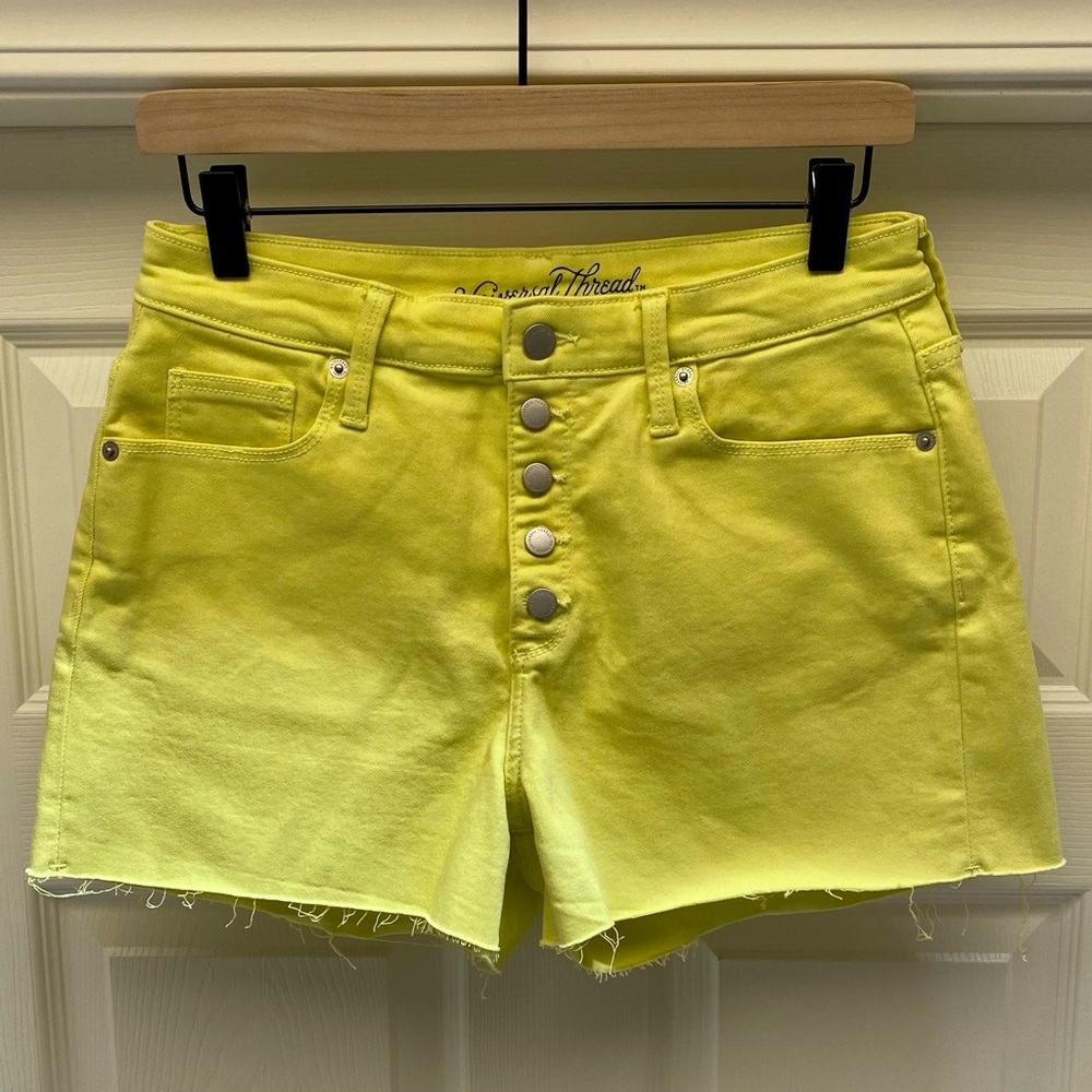 Universal thread yellow shorts high rise button fly stretchy size 8/29R